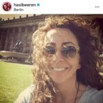 Hasibe Eren Instagram - Caption is “Aynı yerde 10 yıl sonra selfie çekmenin mutluluğu… “ Postu kaydırınca 10 yaş gencim 😎