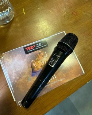 Hasleen Kaur Instagram - Super nostalgic day today. Back in college to speak on TedxJMC 
So many memories made here☀️🎉🩵🎊
Thankyou @namratajoshipura for dressing me for this milestone
