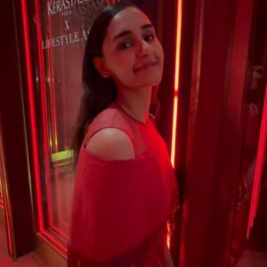 Hasleen Kaur Instagram - Fantastic way to celebrate Valentine’s Day with @lifestyleasiaindia and @kerastase_official @rahulgangs_ Thankyou for having me and making the night even more special with @kennethseb singing on behalf of Amber to me. 

My @superbhuti friend and partner creatively directing me through the night and my little one @iqrashefta 

Wearing my own dress from @taruntahiliani 
Make up and hair by me