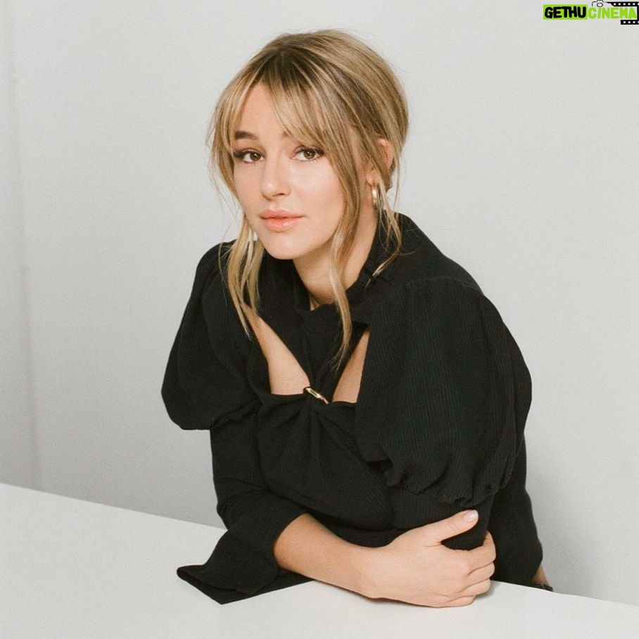 Hassie Harrison Instagram - Sitting sassy for the lovely, @tmrwmag Sidebar: a lil puff sleeve never hurt nobody. 😜