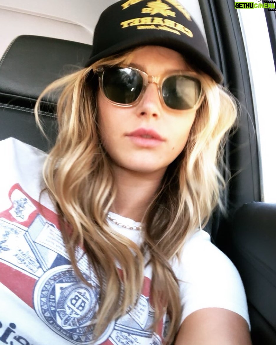 Hassie Harrison Instagram - Can’t believe I forgot yesterday was national left-handed day. Shout out to all my fellow southpaws out there. Keep fighting the good fight! Where my lefties at?! 🥊 ✂️🥢🏓