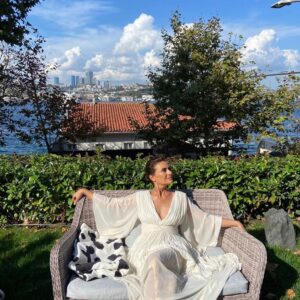 Hatice Aslan Instagram - Gain . Tv . Bahçesindeki #hamletdizisi için yaptığımız çekimlerde bir mola anı 🤍🕊
#tb