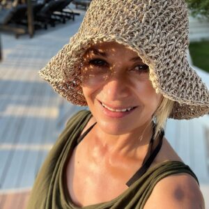 Hatice Aslan Instagram - Dilerim :) : “ Tüm varlıklar güvende ve mutlu olsun “