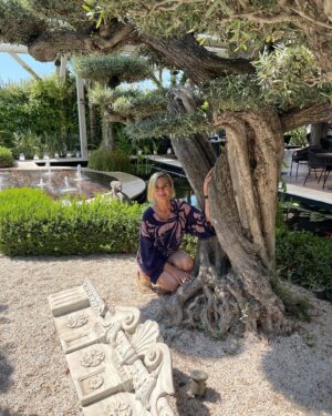 Hatice Aslan Instagram - Ölümsüz ağaç. Her dem yeşil ; tıpkı soylu arkadaşlıklar gibi. #zeytinağacı #olivetree 🌿💚