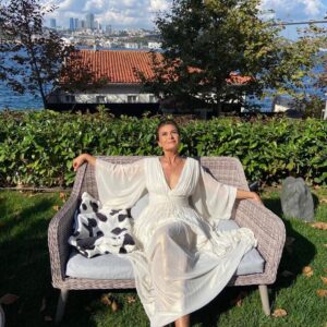 Hatice Aslan Instagram - Gain . Tv . Bahçesindeki #hamletdizisi için yaptığımız çekimlerde bir mola anı 🤍🕊
#tb