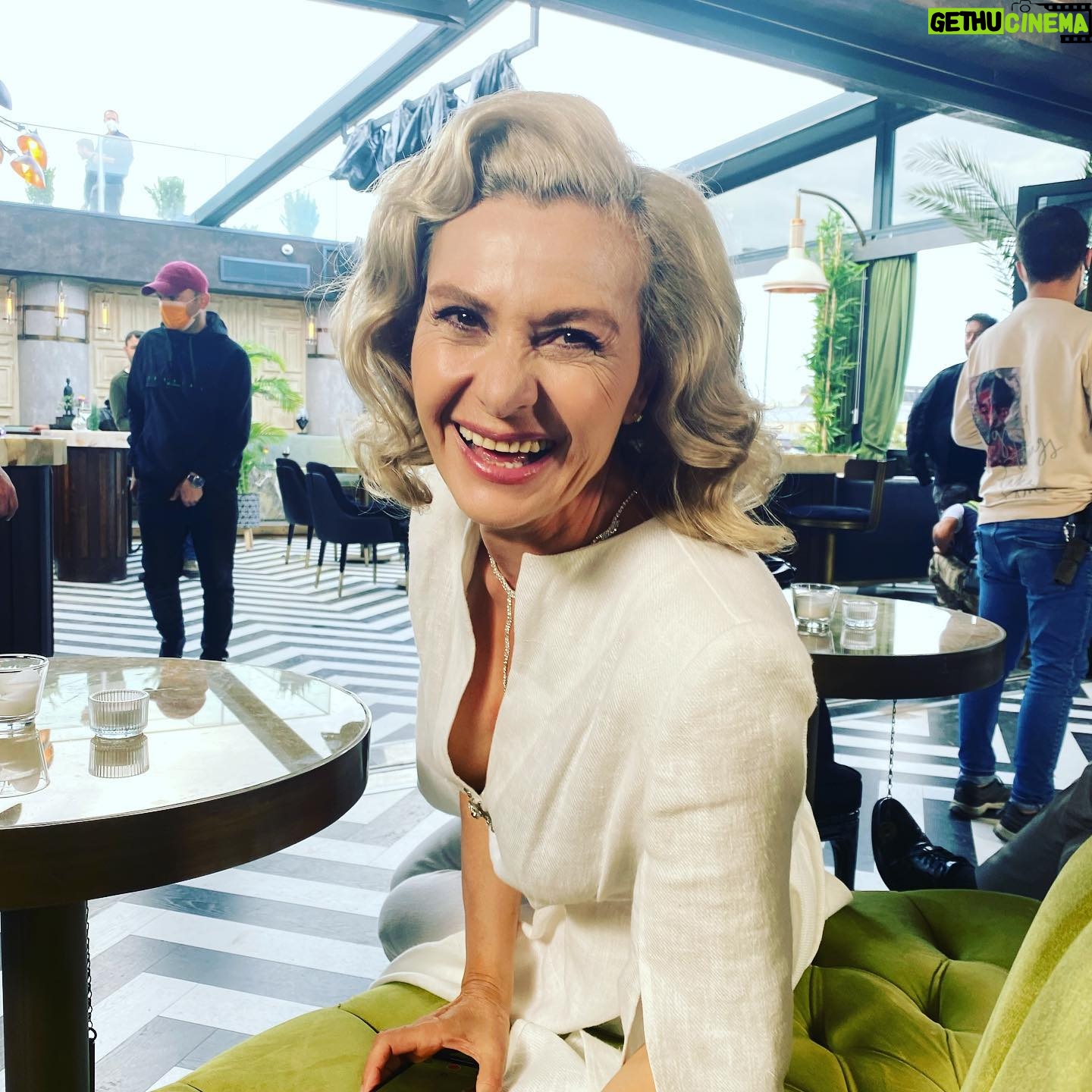 Hatice Aslan - 6.6K Likes - @camtavanlarshow #set #süreyya @dilekhanif 🤍 📸 @bensusoral