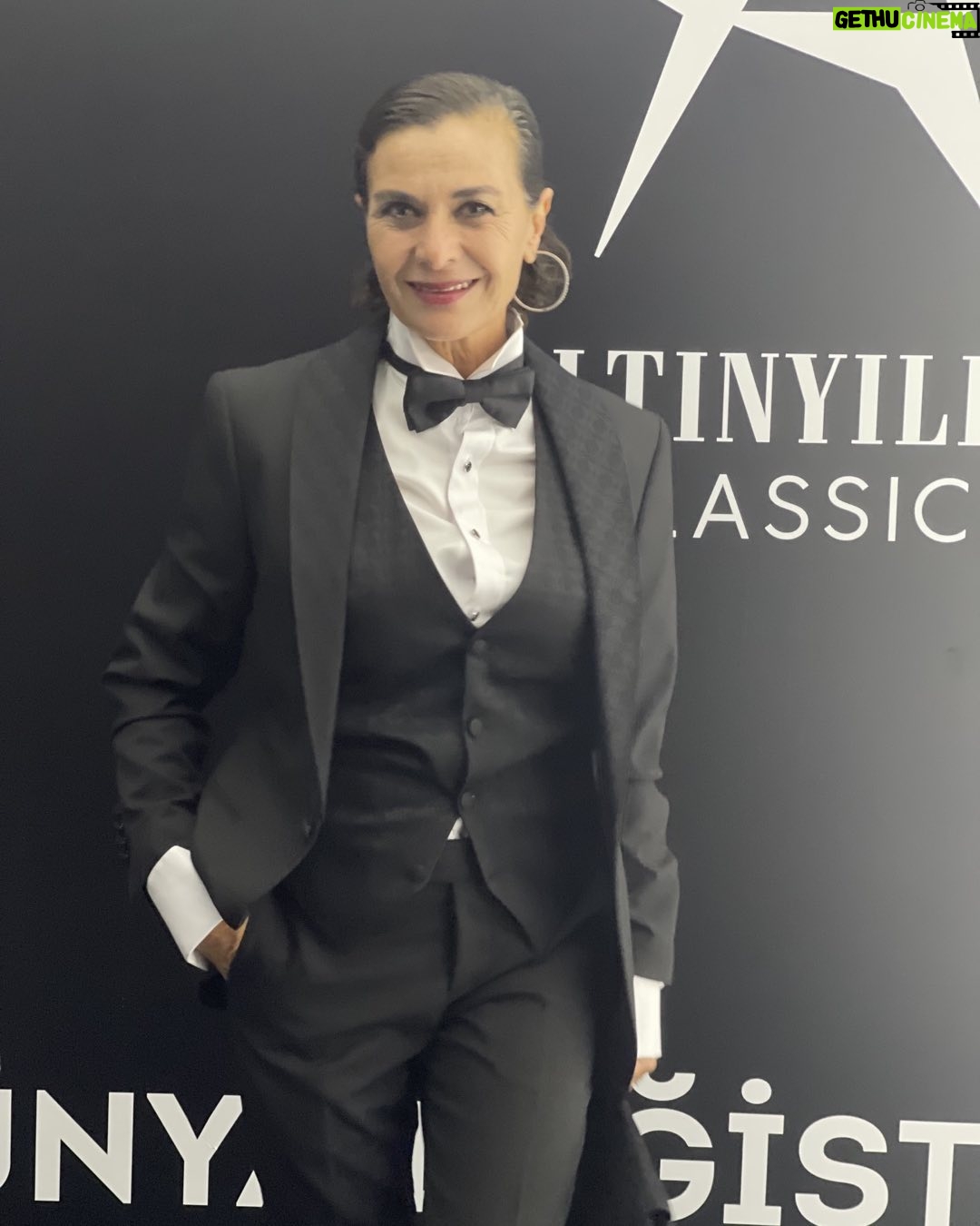 Hatice Aslan - 3.3K Likes - “Be Style” ile şahane bir haftasonuydu . #dünyadeğiştismokinde 🤍✨ Teşekkür ederim 🙏🏼 @altinyildizclassics 🌟
