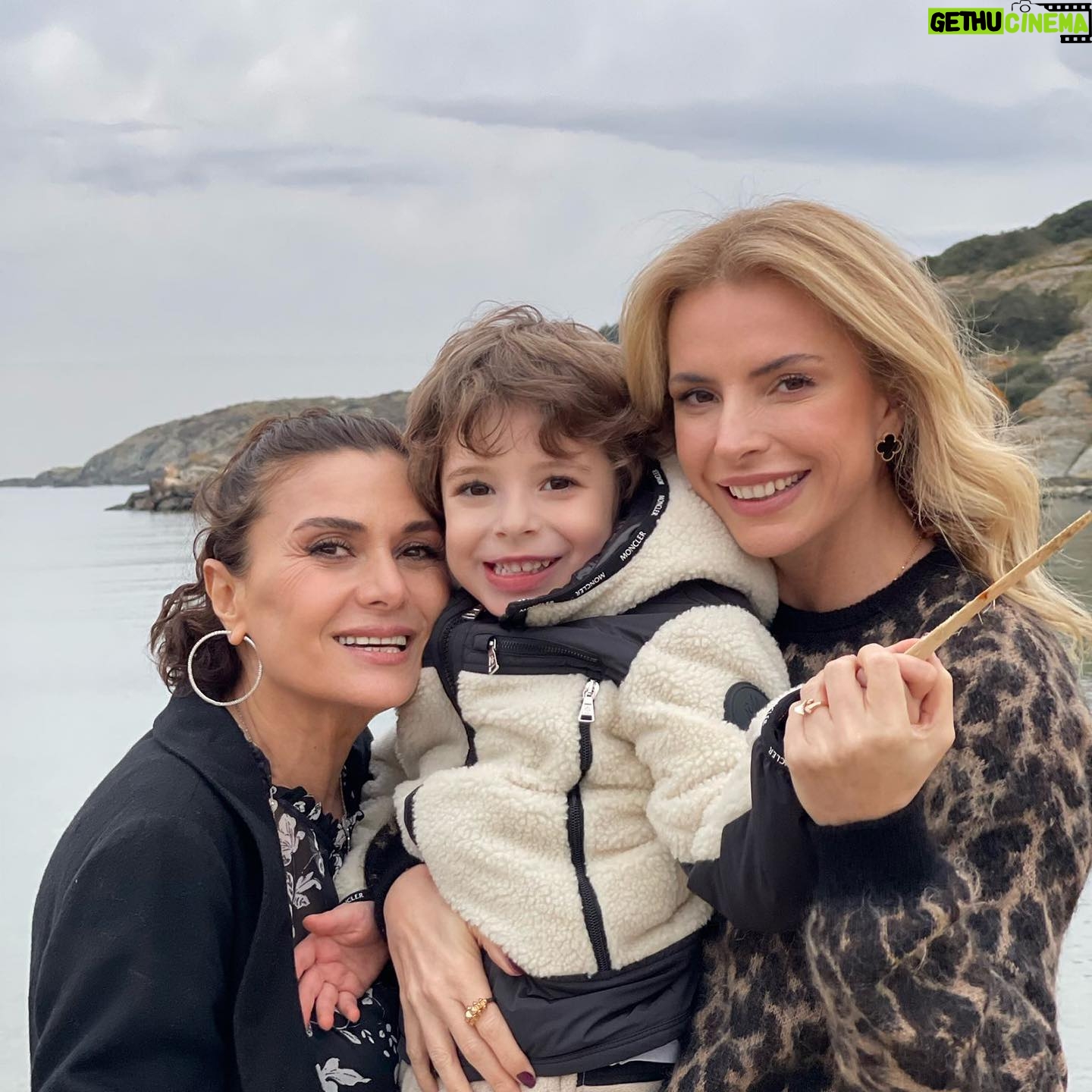 Hatice Aslan - 4.7K Likes - #efe 👼🏻💙 #akıllıbıdık ☀️#ozy 👑#koftem 💋#askimaskim 🤩 #semoş 😍
Harika bir gündü ; iyi ki , kaçırdınız beni😊
Burada olan - olmayan tüm arkadaşlarım , dostlarım , kardeşlerim, ailem iyi ki hayatım sizlerle kesişmiş 🌱❤️🙏🏼