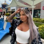 Hayley Davies Instagram - If I took you shopping what’s the first thing you’d buy? #shoppingspree #ufc #explore x