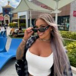 Hayley Davies Instagram - If I took you shopping what’s the first thing you’d buy? #shoppingspree #ufc #explore x