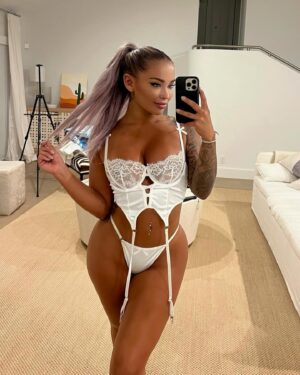 Hayley Davies Instagram - Do I look good in white? 😇 🤍 #angel #ufc x