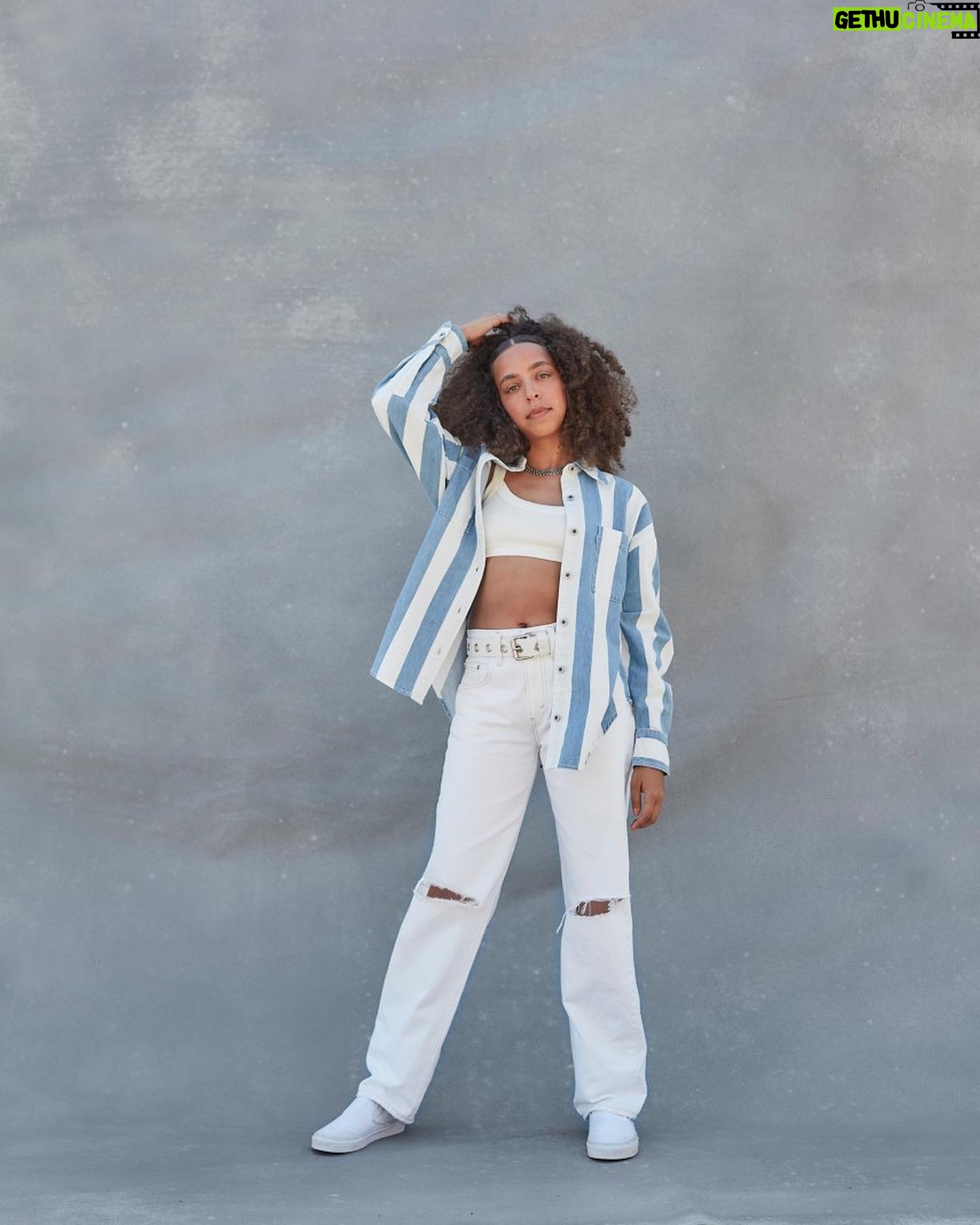 Hayley Law Instagram - More ’90s goodness ✨💿 🤍 from @levis SilverTab. I’m obsessed with these throwback overalls 😍 get ‘em now @kohls. @gavinleatherwood is not included with purchase. #liveinlevis #kohlsfinds #ad