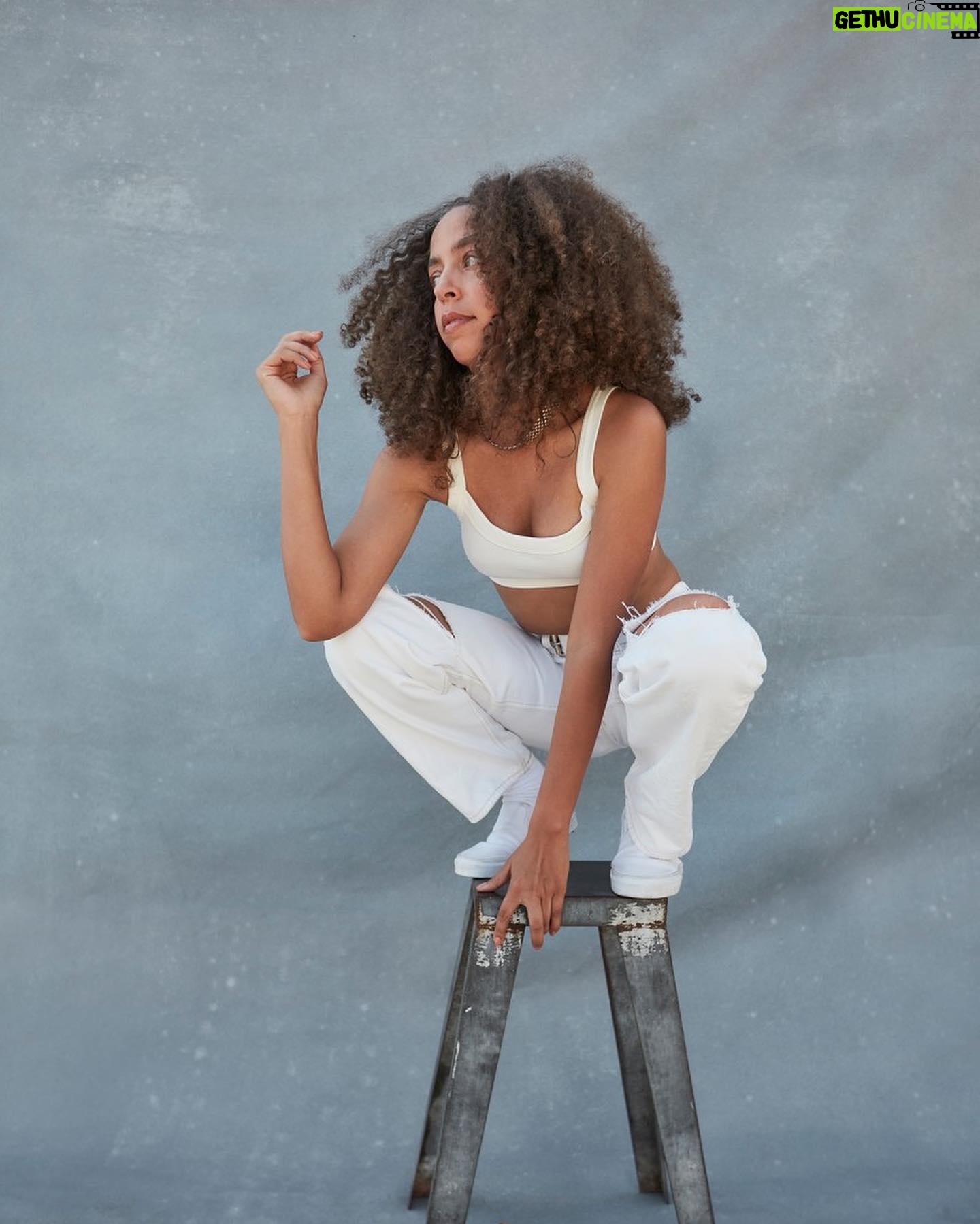 Hayley Law Instagram - More ’90s goodness ✨💿 🤍 from @levis SilverTab. I’m obsessed with these throwback overalls 😍 get ‘em now @kohls. @gavinleatherwood is not included with purchase. #liveinlevis #kohlsfinds #ad