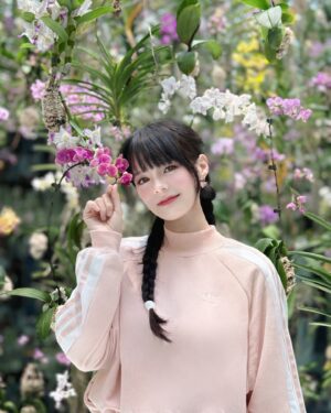 Hayley Woo Instagram - 猜猜我在哪里～ 🌸🌺

📸 @jiaqiwoo