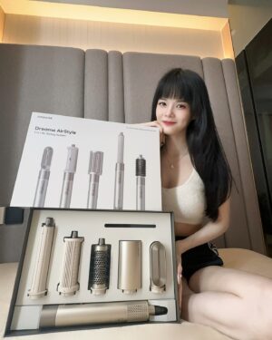 Hayley Woo Instagram - ✨GIVEAWAY TIME✨

Want to have perfect hair everyday all day?
Check out @dreamesg Airstyle!
There’s 5 different styler you can use to do different hairstyles.
Convenient and efficient!
Here’s your chance to win a set home now! 

Simply:

- Like this post and tag 3 friends in comment
- Share this post on your IG story and tag @dreamesg
- Follow @hayleywoojiayi and @dreamesg on IG
- Follow Dreame on Shopee at https://shopee.sg/dreamesg 

Giveaway runs from 10 to 17 March!
Winner will be announced and tagged in the comment down below!
May the odds always be in your favor! 

👉🏻 Try out Dreame Airstyle during IT Show 2024 at Suntec Convention Centre L4 from 14 to 17 March. 👈🏻