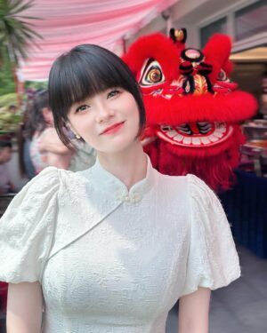 Hayley Woo Instagram - 上来和大家拜年！ 龙年快乐！ 🐲