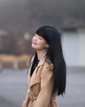 Hayley Woo Instagram - The cold never bother me anyway~

📸 @jiaqiwoo 🫶🏻