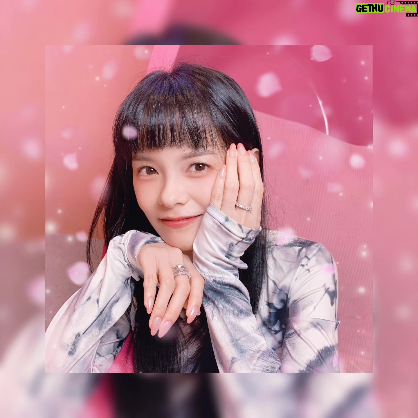 Hayley Woo Instagram - So proud of myself for not peeling my extensions off for the past 3 months. 终于把指甲留到我最喜欢的长度了!💅🏻 @princessscottage #HayleyNailDiary