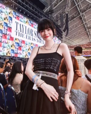 Hayley Woo Instagram - THE ERAS TOUR - An absolute dream came true!
Such a magical night! 🥰
@taylorswift thank you for coming to Singapore.
You are so so so amazing and fantastic to watch!

Here are some of my fav songs!
Teared a lil when Enchanted was sung. 🥺

I LOVE YOU TAY TAY 🫶🏻