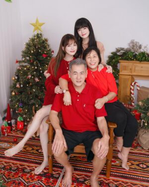 Hayley Woo Instagram - From #WooWooFamily to you: Merry Christmas! 🎄