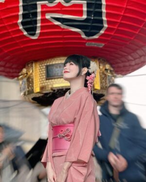 Hayley Woo Instagram - Embracing the coldness in 👘🌸

📸 @jiaqiwoo