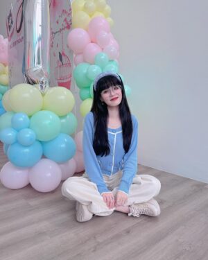 Hayley Woo Instagram - 朋友们眼中的我～
难得出门一次，必须打扮起来！🤓

📸 @zoelle___ @nataliecsy @l.t.n.k
