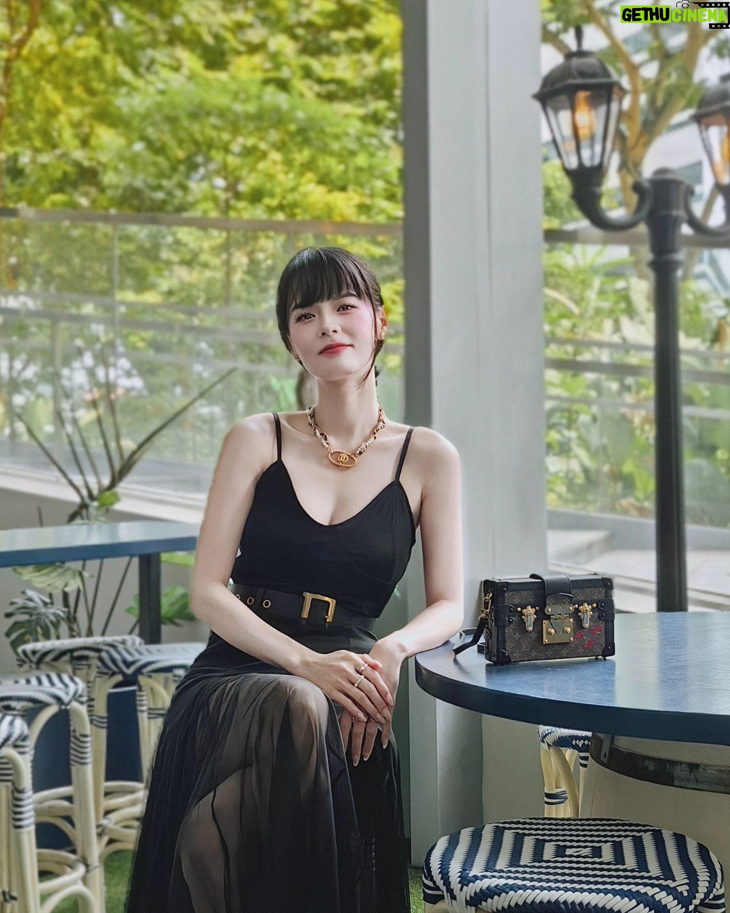 Hayley Woo Instagram - 难得我妹把我拍得还蛮满意的 哈哈哈哈哈 📸 @jiaqiwoo