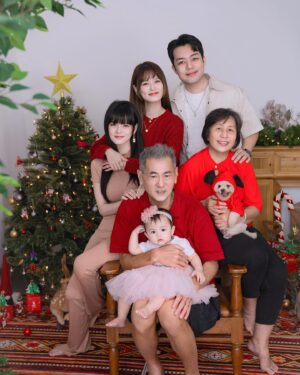 Hayley Woo Instagram - From #WooWooFamily to you: Merry Christmas! 🎄