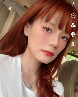 Hayley Woo Instagram - To dye or not to dye, that is the question.

Should I join @jiaqiwoo? 🤔👩🏻‍🦰👩🏻‍🦰👯‍♀️