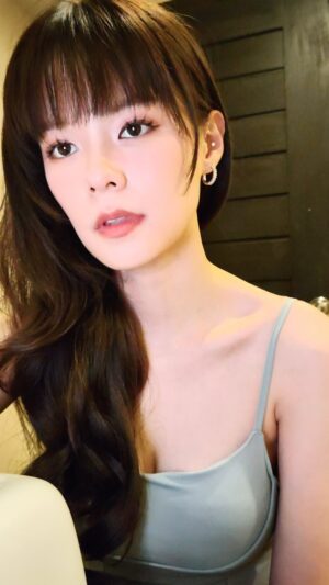 Hayley Woo Instagram - 521
#沉溺
#最近一直在听的一首歌
#声音还没完全回来
#痰请你快点离开我