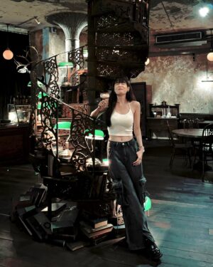 Hayley Woo Instagram - ขอบคุณทุกคนสําหรับความทรงจําดีๆ 🍸
Let’s have a good wrap party tonight!

Flying back home tomorrow! 🇸🇬

📸 @joeythew 🫶🏻