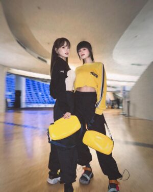 Hayley Woo Instagram - Twin be twin-ing @hayleywoojiayi 👯‍♀️ 
#JayOnTheHay #Jayshionleystar

🐯 @OnitsukaTigerOfficial @OnitsukaTigerSG 
#OnitsukaTiger #OnitsukaTigerSG #DENTIGREBELTED