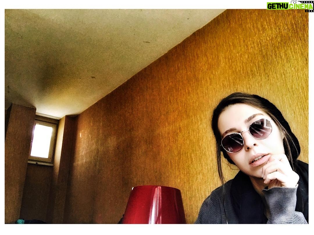 Hazal Adıyaman Instagram - Mr. Robot'taymışım gibi çek. #güzelpazarlar