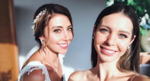 Hazal Adıyaman Instagram - Abla dediğin biri varsa şu hayatta, her zaman sesini duyan biri var ve olacak demek, hayatta o varolduğu müddetçe hiçbir zaman yalnız olmayacaksın demek, her zaman ağlayacak bir omzun, düştüğünde sana elini uzatan bir el sorgusuz yargısız seni bekliyor demek. Kocaman bir şans. İyi ki doğdun ablam. İyi ki benim ablamsın. Seni seviyorum. @sezgiadiyaman