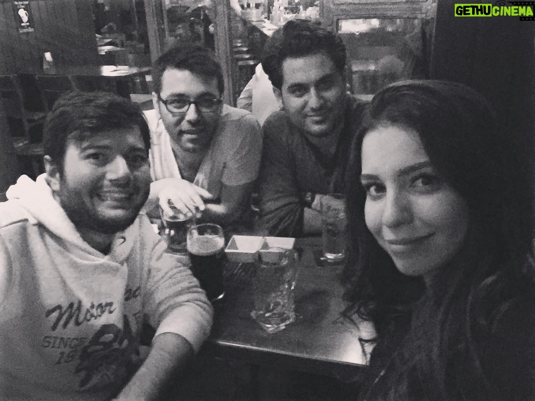 Hazal Adıyaman Instagram - Mert bize dişlerini gösterirken..