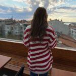 Hazal Adıyaman Instagram - Bugün.// Bir yakadan diğer yakaya, sonra yeniden diğerine, ertelenen ve nihayet halledilen bir takım işler, dostlarla sarılmaca, konuşmaca, bazen de susmaca, totalde yaklaşık 15bin adım. Gökyüzü de pek güzeldi, kamera benim gördüğümü göremedi. Olsundu. ✍🏻