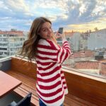 Hazal Adıyaman Instagram - Bugün.// Bir yakadan diğer yakaya, sonra yeniden diğerine, ertelenen ve nihayet halledilen bir takım işler, dostlarla sarılmaca, konuşmaca, bazen de susmaca, totalde yaklaşık 15bin adım. Gökyüzü de pek güzeldi, kamera benim gördüğümü göremedi. Olsundu. ✍🏻