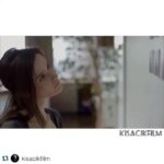 Hazal Adıyaman Instagram – #Repost @kisacikfilm with @repostapp.
・・・
Bir süre sonra bir eli tutmakla bir ruhu zincirlemek arasındaki ince farkı ogrenirsin.

Ve aşkın yaslanmak ,birlikte olmanın da güvenli olmak anlamına gelmedigini öğrenirsin.

Ve öpücüklerin sözlesme, hediyelerin de vaat olmadıgını öğrenmeye başlarsın.

Ve yenilgileri başın dik ve gözlerin açık karşılamaya başlarsın.

Ve her şeyi ,bugünü düşünerek yapmayı da öğrenirsin.

Çünkü yarın ile lgili her şey belirsizdir.Ve geleceklerin uçusun ortasında düşme gibi huyları vardır.

Bir süre sonra günüs ışıgının yakıcı olduğunu öğrenirsin, eğer fazla maruz kalınırsa.

Bu yüzden başka birisinin sana çicek getirmesini beklemeden ,kendi bahçeni yarat ve kendi ruhunu süsle.

Ve göreceksin ki dayanıklısın ve kuvvetlisin ve değerlisin.

Ve öğreneceksin ve öğreneceksin her hoşçakal dediğinde öğreneceksin.

The Division of Gravity – Kısa Film / Rob Chiu #kisacikfilm #love #gravity #shortfilm