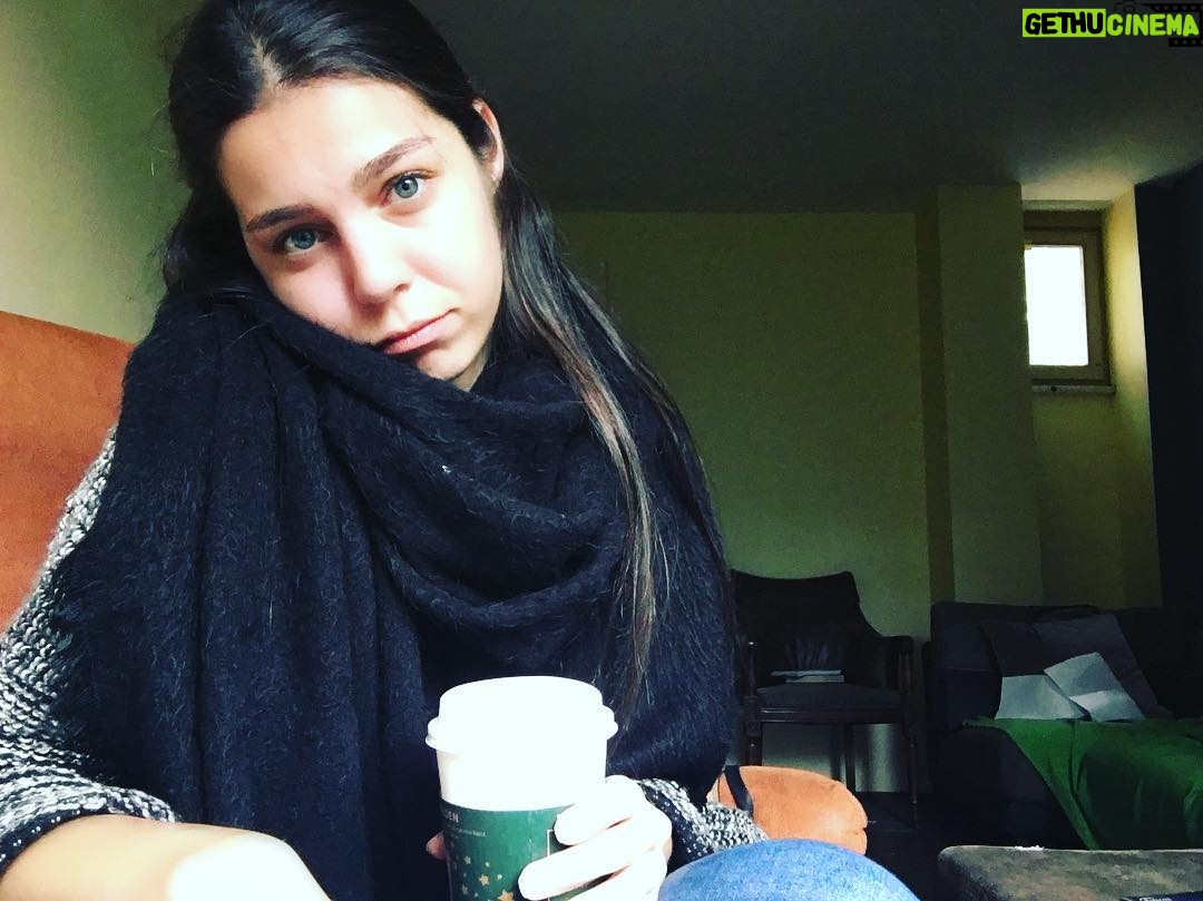 Hazal Adıyaman Instagram - Şal sezonu açılmıştır 😑
