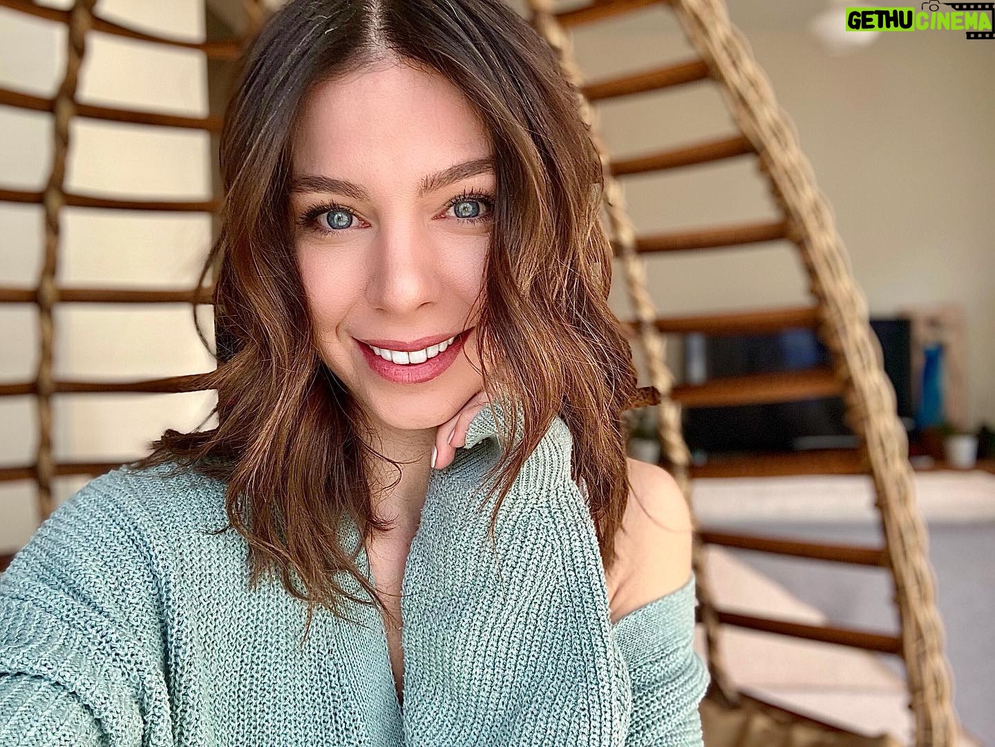Hazal Adıyaman Instagram - Benim havaların geliyor olması şerefine bu postu buraya bırakıp kendimi sokağa atıyorum ☀️
