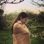 Hazal Adıyaman Instagram – Bahar gelmişti gelmesine ama polarlardan kurtulamıyorduk. 
#turuncuyapraklarout #yeşilyapraklarin