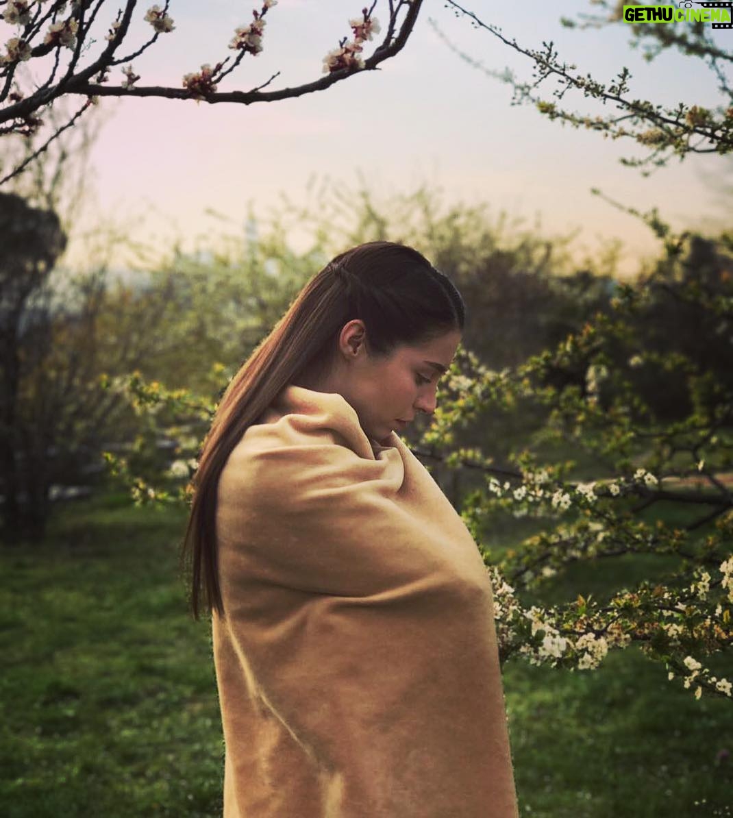 Hazal Adıyaman Instagram - Bahar gelmişti gelmesine ama polarlardan kurtulamıyorduk. #turuncuyapraklarout #yeşilyapraklarin