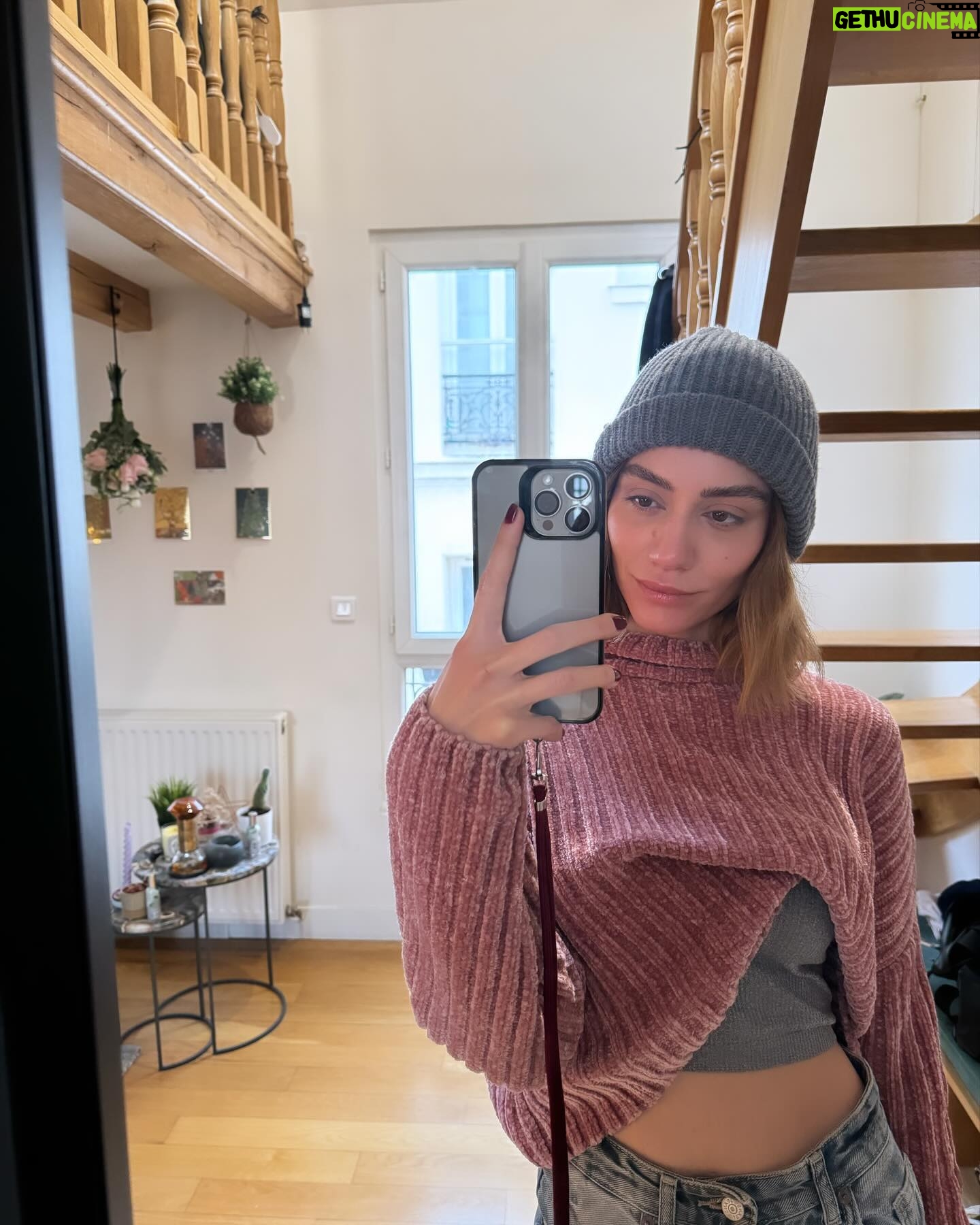 Hazal Benli - 1.7K Likes - 🙂😕🥰😘😗
