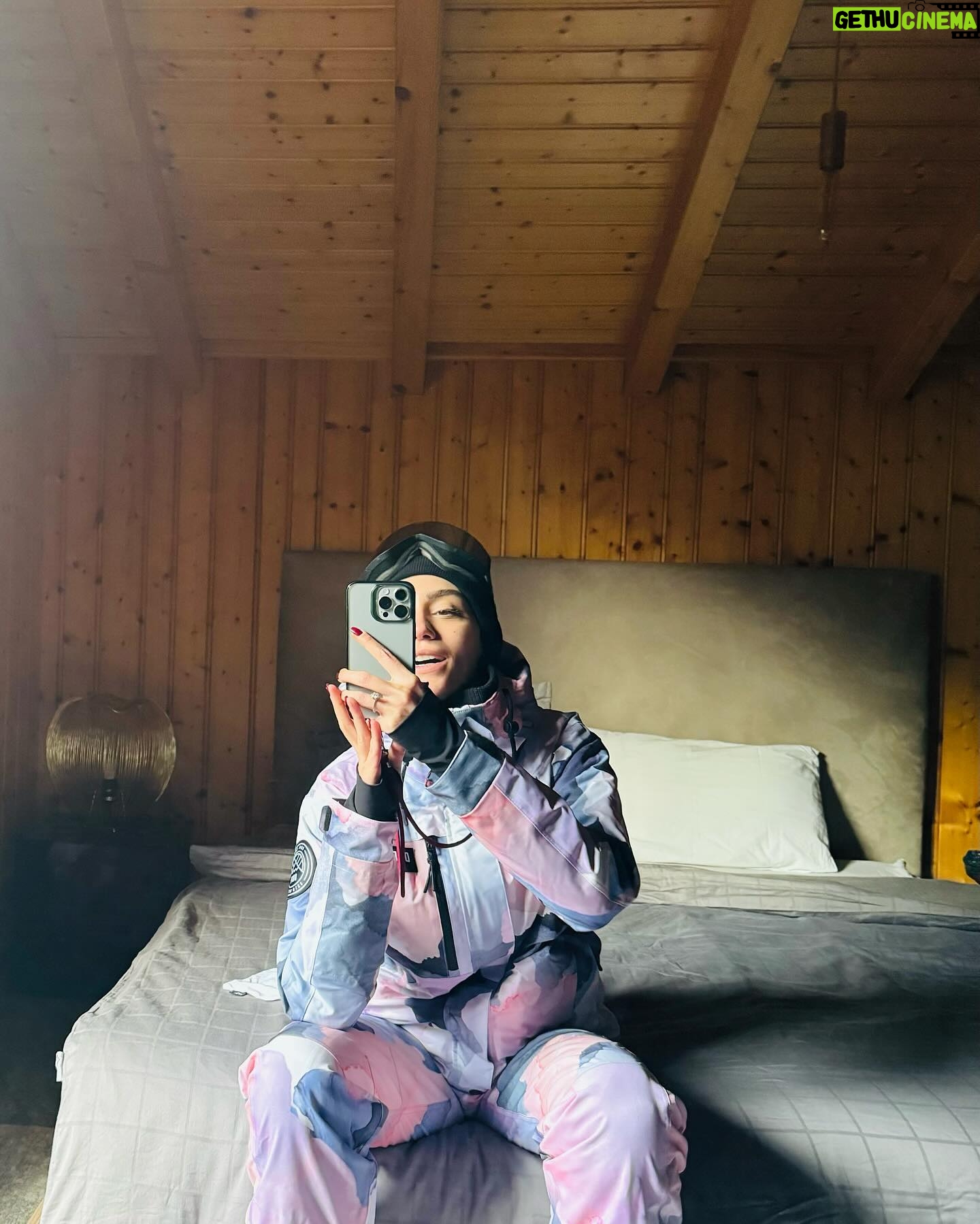 Hazal Benli Instagram - I wanted to put Dominik Eulberg’s “The Space Between Us” in this dump, but i couldn’t. 🫠💜