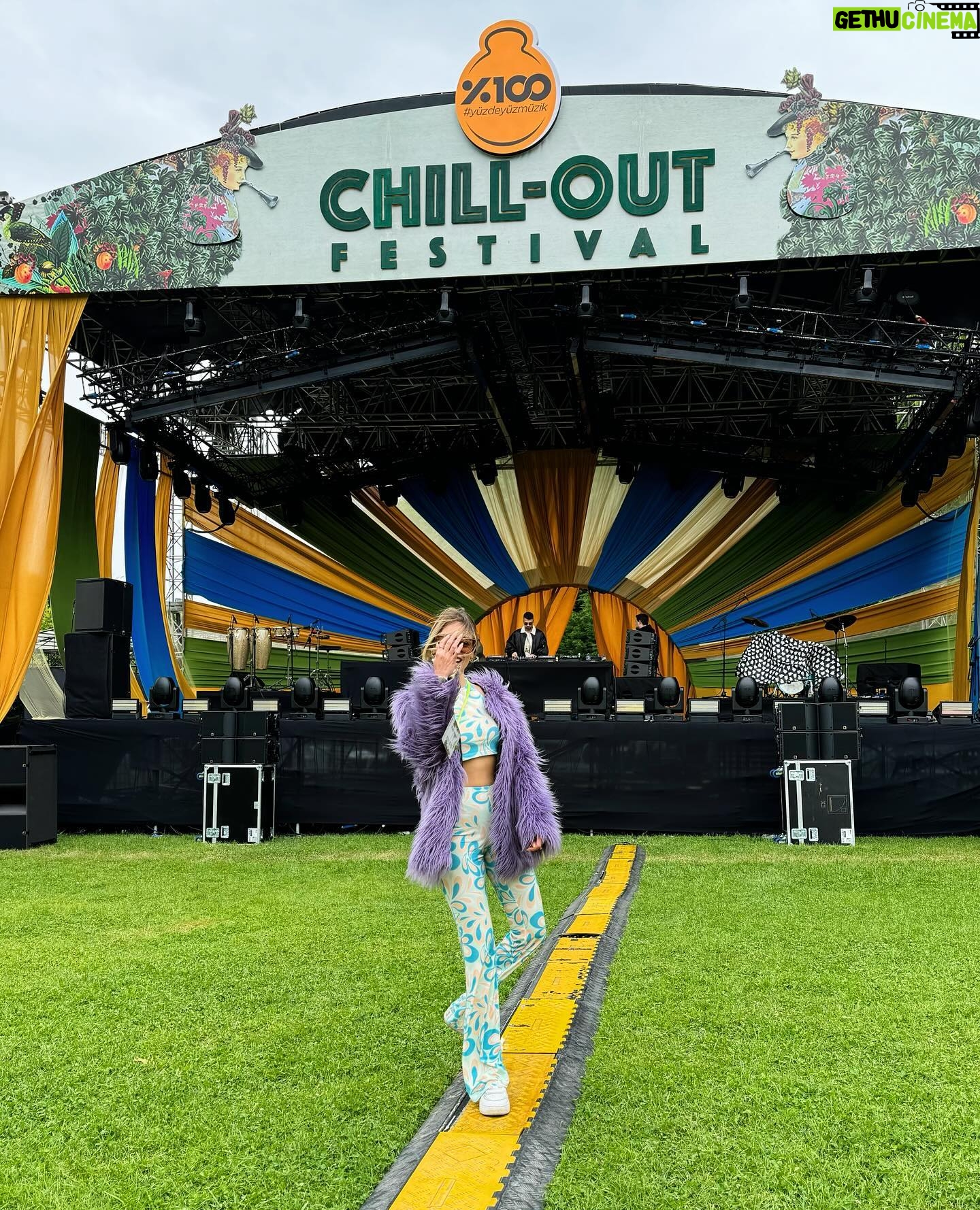 Hazal Benli Instagram - Festival sezonu başlasin🦄 @chilloutfestival #yüzdeyüzmüzik