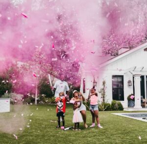 Hazel Renee Instagram - Holy…Moly…Donut…Shop🫣🎉✨
Another Princess 👑 Is Joining The Gang Ya’ll💚 The Real Question Remains…Are We Done Yet @money23green ?!? 👀 We Outta Control
#PartyOfSix #GirlVibes #GenderReveal #LoveBabies 🩷🎀💞