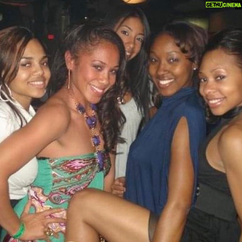 Hazel Renee Instagram - Wednesday We Laid Our Friend To Rest. Arika and Mel were my first female friends at MSU. College wouldn’t have been the same. I lost my friend/old college roommate/the person who intro’d me to AKA-land/the school fashion shows/let me live with her while I did artist development in Detroit (what a fun Spring)/has been the only person to stop by in San Fran just to say hi (not for a game). My birthday just passed and you text me saying how the day got away from you. Never would’ve thought that would be the last night we’d say I love you💔No matter what came your way, you never felt defeated! You lived a beautiful, LIFE and will be deeply missed and LOVED always! Thank you for you giving nothing but class, sass with a pinch of smart mouth lol. Love You Melnevia ❤️🕊️💜