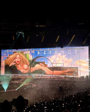 Hazel Renee Instagram - ✨🪩 R E N A I S S A N C E  x 2 @ 30 🪩✨
Last Night The #BeyDay BDay Show Was AMAZING In LA! But Sharing Our Love For Music Together In The Bay A Few Days Before With My BabyGirl @olivej_ Was Priceless! Both Experiences Were Next Level Honeeyyyy! Queen @beyonce Wheww🐝  #Renaissance #Outside #SuperBlueMoon #RWT #DianaROSS #BabyVibes💄: @briamakeup 📸: @ravieb (with the impromptu🤰🏽❤️You)