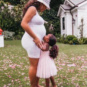 Hazel Renee Instagram - Holy…Moly…Donut…Shop🫣🎉✨
Another Princess 👑 Is Joining The Gang Ya’ll💚 The Real Question Remains…Are We Done Yet @money23green ?!? 👀 We Outta Control
#PartyOfSix #GirlVibes #GenderReveal #LoveBabies 🩷🎀💞