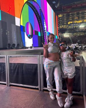 Hazel Renee Instagram - ✨🪩 R E N A I S S A N C E  x 2 @ 30 🪩✨
Last Night The #BeyDay BDay Show Was AMAZING In LA! But Sharing Our Love For Music Together In The Bay A Few Days Before With My BabyGirl @olivej_ Was Priceless! Both Experiences Were Next Level Honeeyyyy! Queen @beyonce Wheww🐝  #Renaissance #Outside #SuperBlueMoon #RWT #DianaROSS #BabyVibes💄: @briamakeup 📸: @ravieb (with the impromptu🤰🏽❤️You)